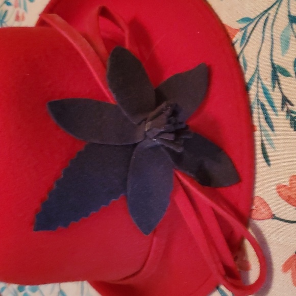 Wool red hat - Picture 3 of 5